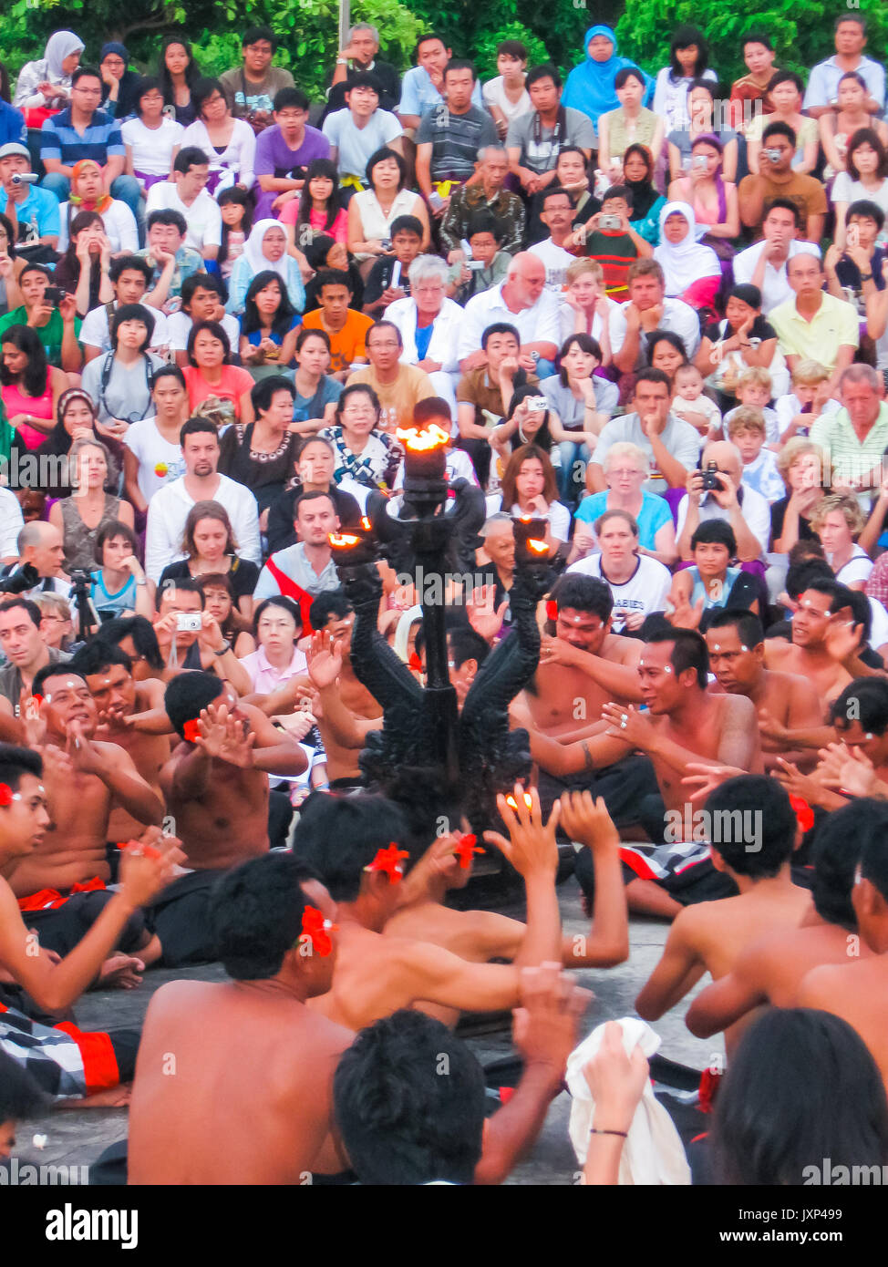 Uluwatu, Bali, Indonesia - 27 dicembre 2008: kecak dance Foto Stock