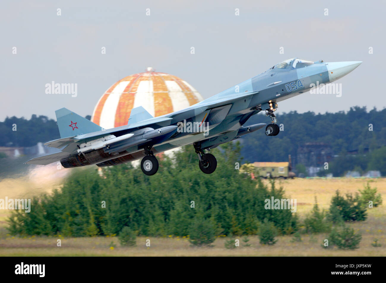 Zhukovsky, Moscow Region, Russia - Luglio 18, 2014: Sukhoi T-50 PAK-FA 054 bianco dell'esercito dell'aria russa di eseguire la prova di volo con missili a Zhukovsky. Foto Stock