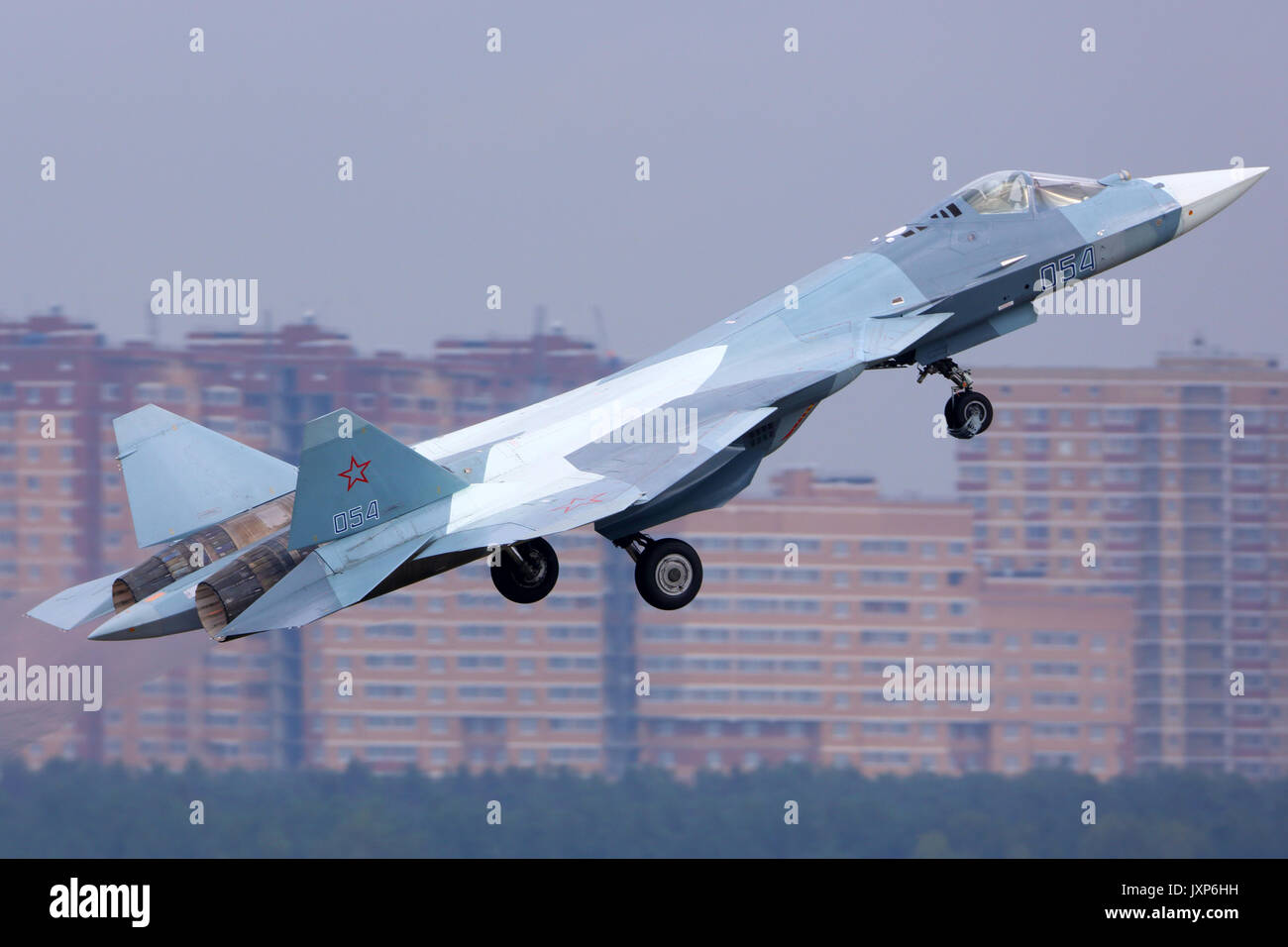 Zhukovsky, Moscow Region, Russia - 29 agosto 2015: Sukhoi T-50 PAK-FA 054 blu del russo air force perfoming dimostrazione di volo in Zhukovsky assortiti Foto Stock