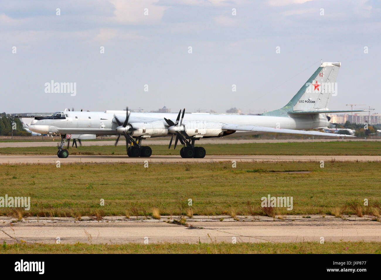 Zhukovsky, Moscow Region, Russia - 13 Ottobre 2014: Tupolev Tu-95MS Bear 62 rosso di russo air force a Zhukovsky. Foto Stock