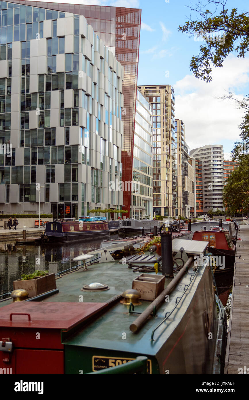 Paddington Basin strette con barche. Londra, 2017. Formato verticale. Foto Stock