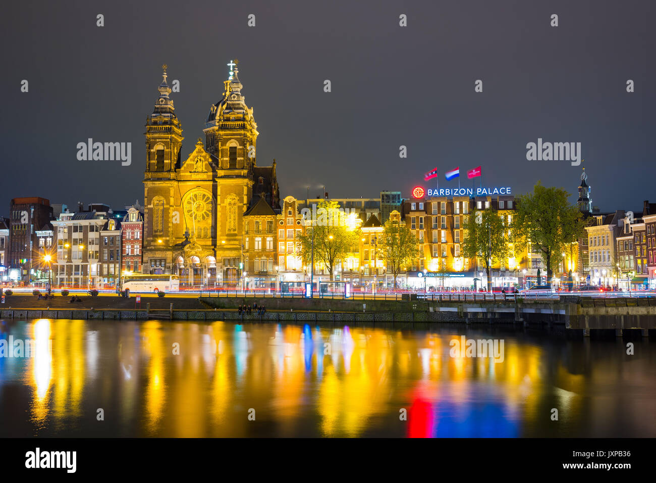 Amsterdam, Paesi Bassi - 20 Aprile 2017: bella notte a Amsterdam. Illuminazione notturna degli edifici e barche vicino all'acqua nel canale. Foto Stock