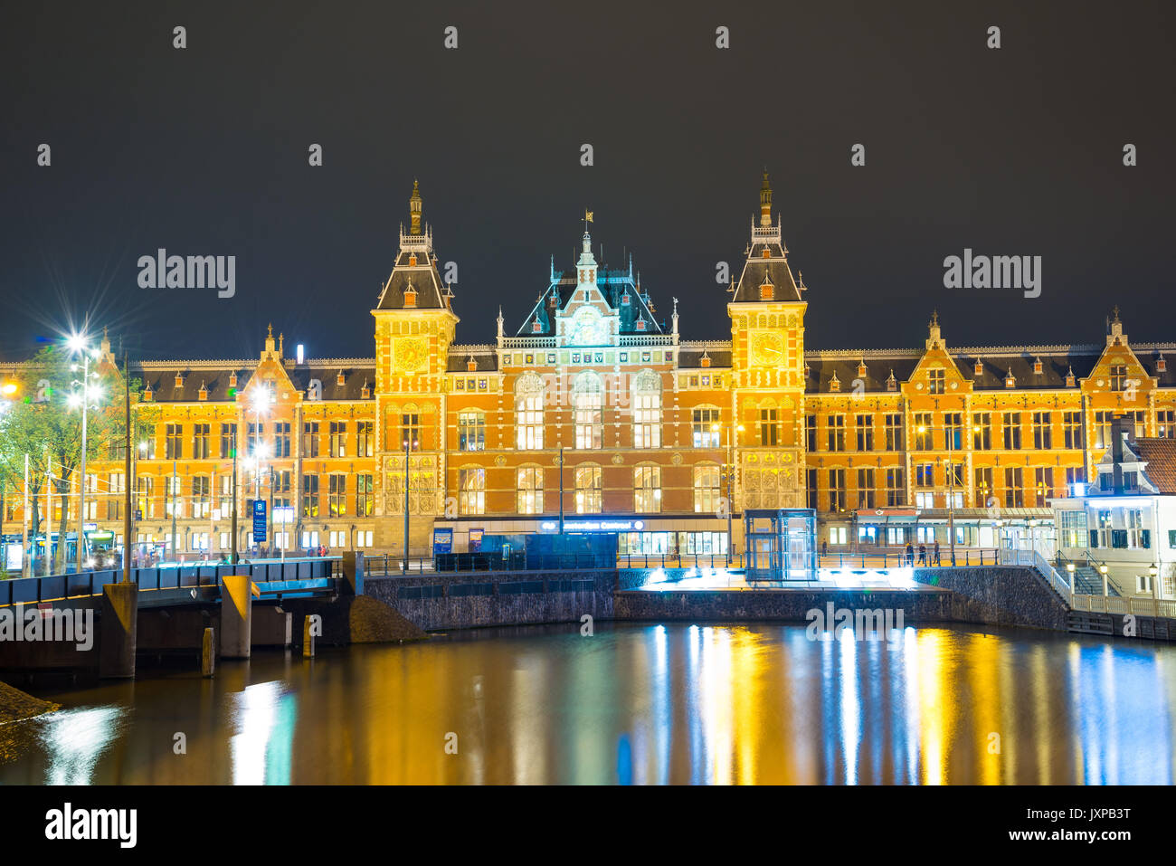 Amsterdam, Paesi Bassi - 20 Aprile 2017: Città di New Scenic 5 posti da Amsterdam in Paesi Bassi da notte con la stazione centrale Foto Stock