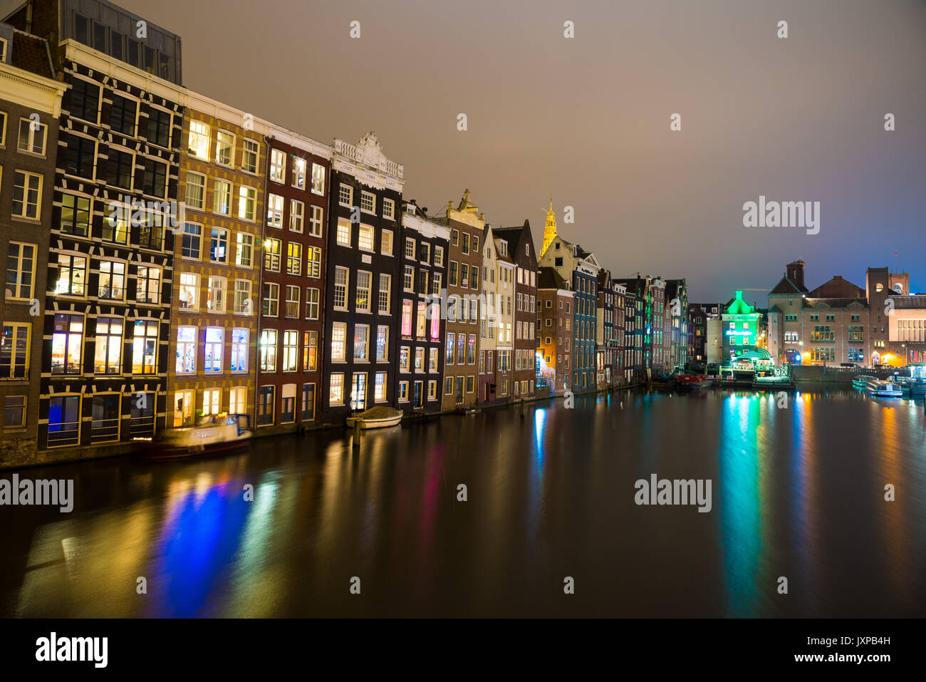 Amsterdam, Paesi Bassi - 20 Aprile 2017: canali di Amsterdam di notte. Amsterdam è la capitale e la città più popolosa dei Paesi Bassi. Foto Stock