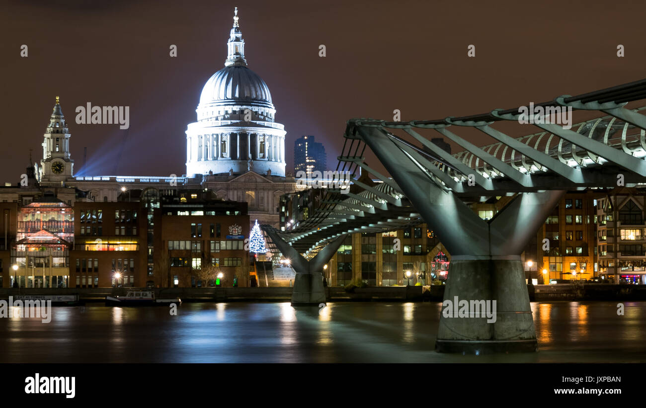 Londra (UK). Vista notturna di San Paolo la cattedrale e il Millennium Bridge da Banca del sud. Formato orizzontale. Foto Stock