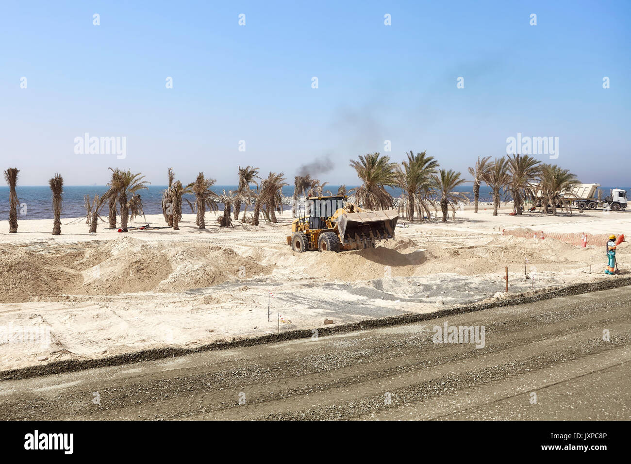 Dubai, Emirati Arabi Uniti - 03 Maggio 2017: per impieghi pesanti veicolo presso il sito in costruzione lungo la strada tra Dubai e Sharjah. Foto Stock