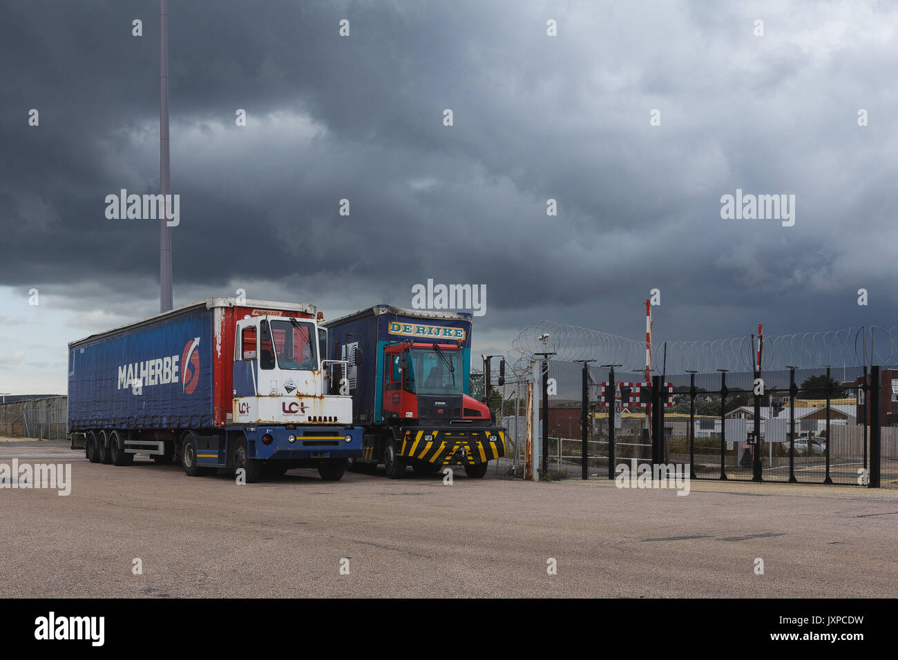 Due carrelli al inglese imbarcati a Newhaven nel sud dell'Inghilterra Foto Stock