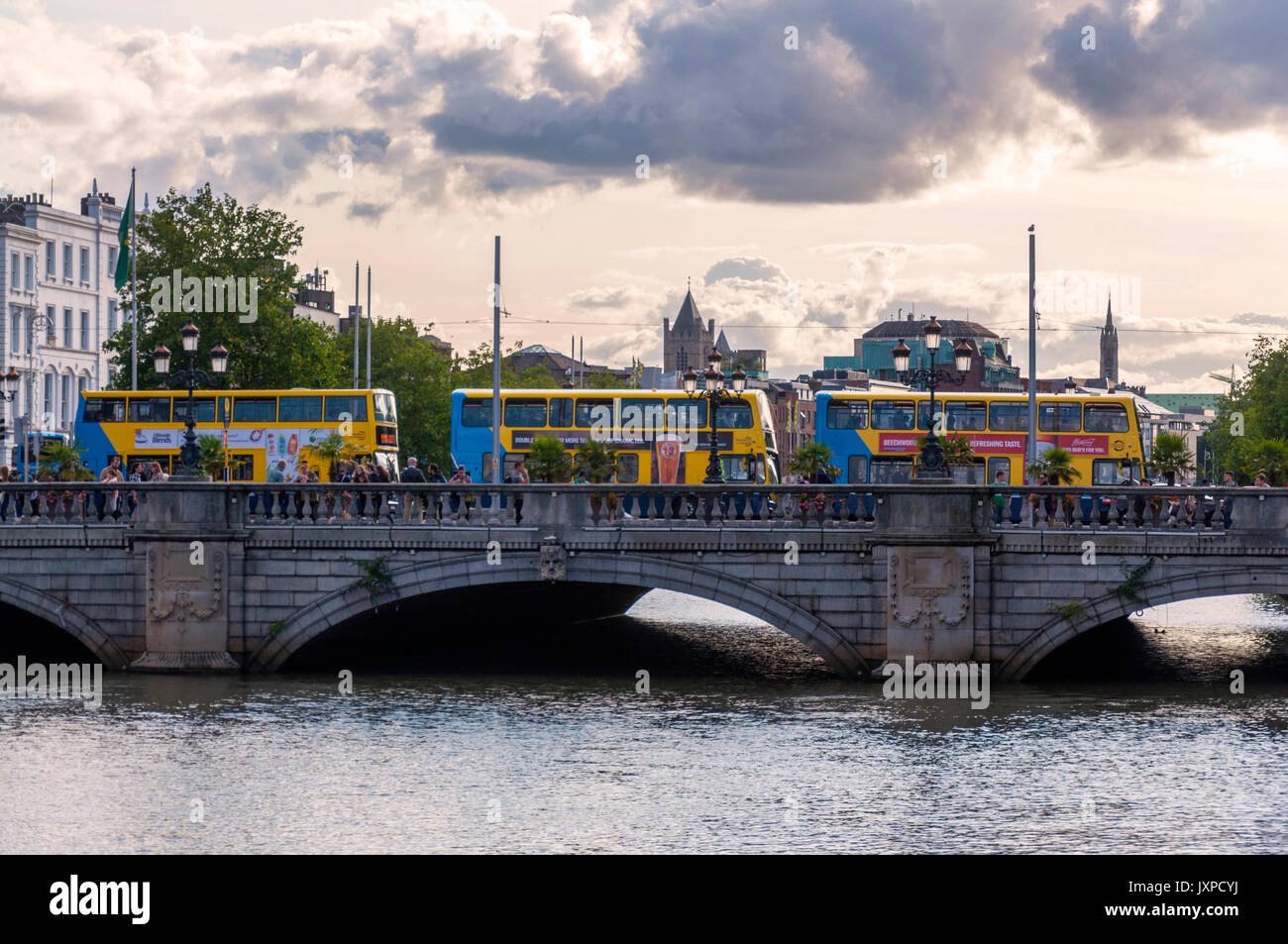 Dublino Irlanda, Dublin Bus su O'Connell Bridge nella capitale Irlandese Foto Stock