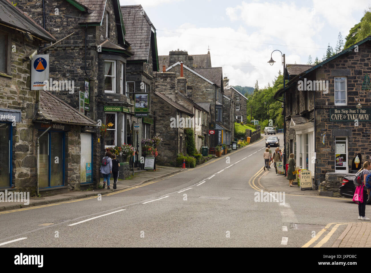 Betws-y-Coed main street con i suoi vecchi negozi e pensioni. Il villaggio è situato nel Conwy Valley sulla A5 Foto Stock