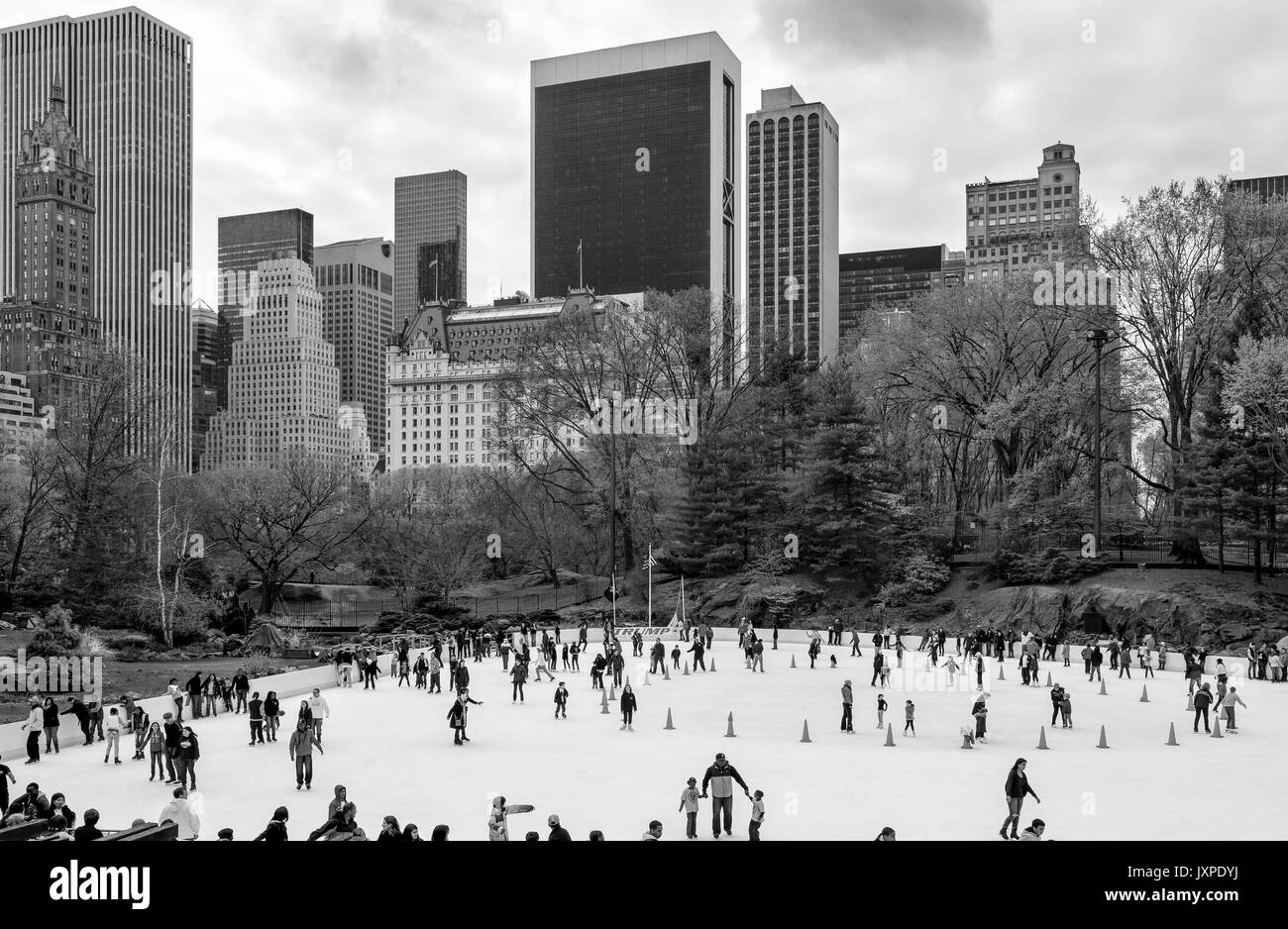 Ice Rink di central Park di New York City. immagine in bianco e nero Foto Stock