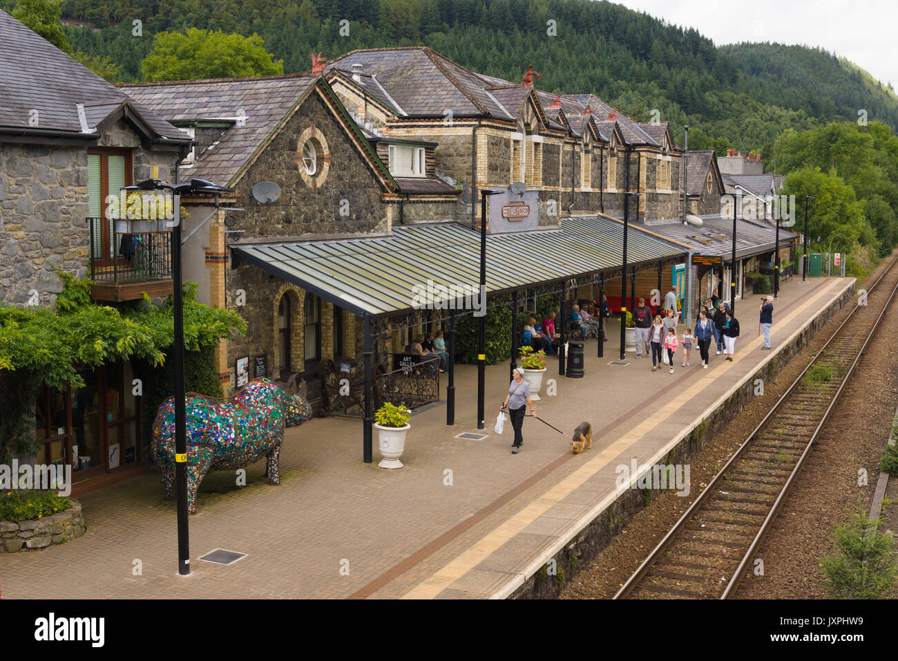 Betws-y-Coed stazione ferroviaria sulla Conwy Valley linea costruita nel 1868 la stazione edifici ospitano negozi vari Foto Stock
