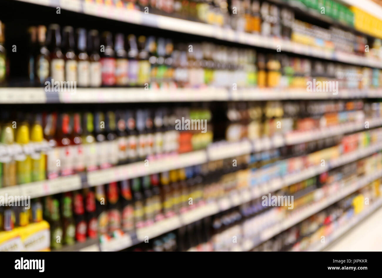 Abstract drogheria sfocata ripiano pieno di beni di consumo in un supermercato Foto Stock