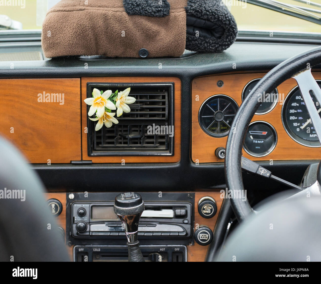 All'interno di un'auto d'epoca, cruscotto con fiori di seta Foto Stock