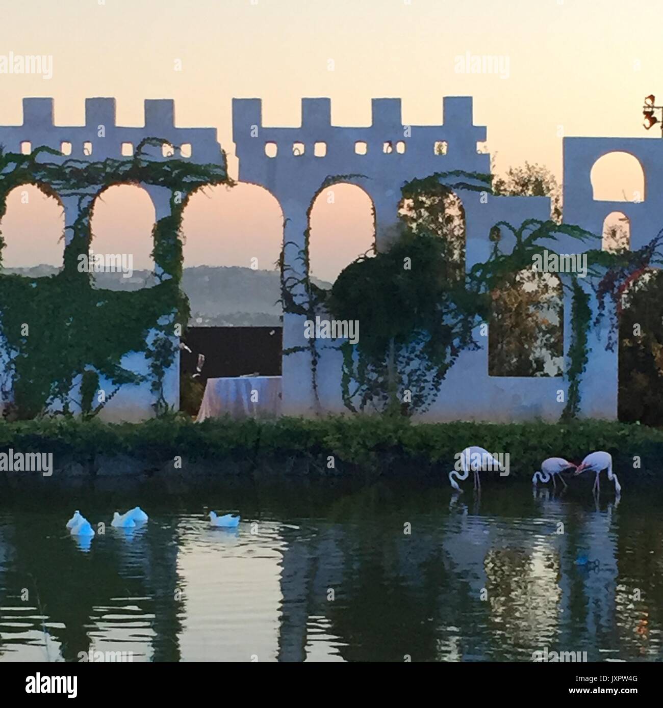 Luogo di nozze con lago e rovine, vicino al Monte Libano, Libano, 2015. Foto Stock