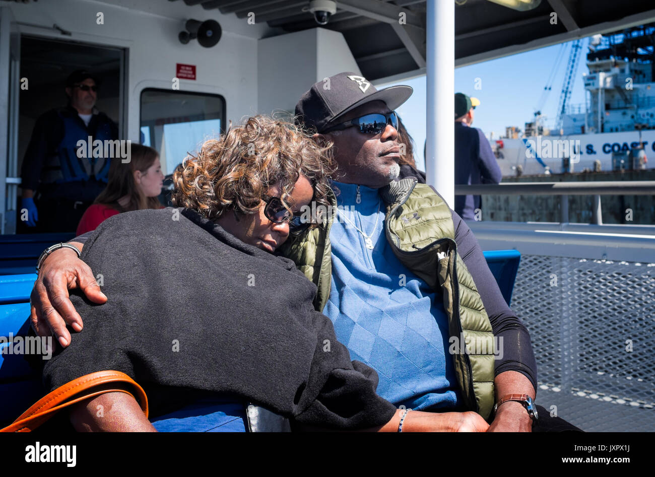 Oakland, ca- 13 maggio 2017: afro-american anziana coppia di passeggeri sui traghetti in rotta da San Francisco a Oakland. Foto Stock