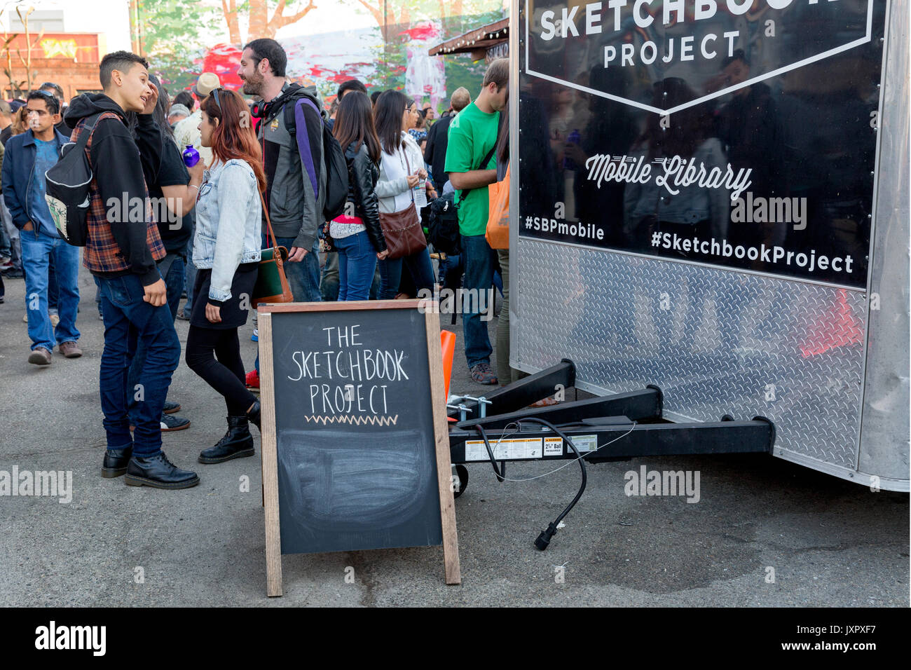 OAKLAND, CA-Giugno 6, 2014:la scena al mensile Arte Oakland mormorio festival attira l attenzione di tutto il SF Bay Area. Il mobile Sketchbook progetto Foto Stock