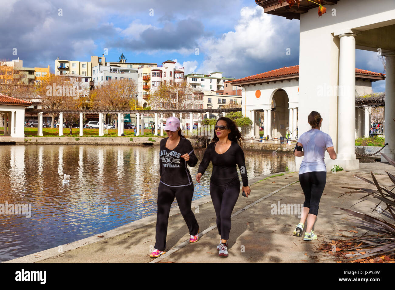OAKLAND, CA-DEC 6, 2014: la gente sulla 3.4 miglio percorso pedonale attorno al Lago Merritt nel centro cittadino di Oakland, una popolare destinazione per passeggiate e jogging Foto Stock