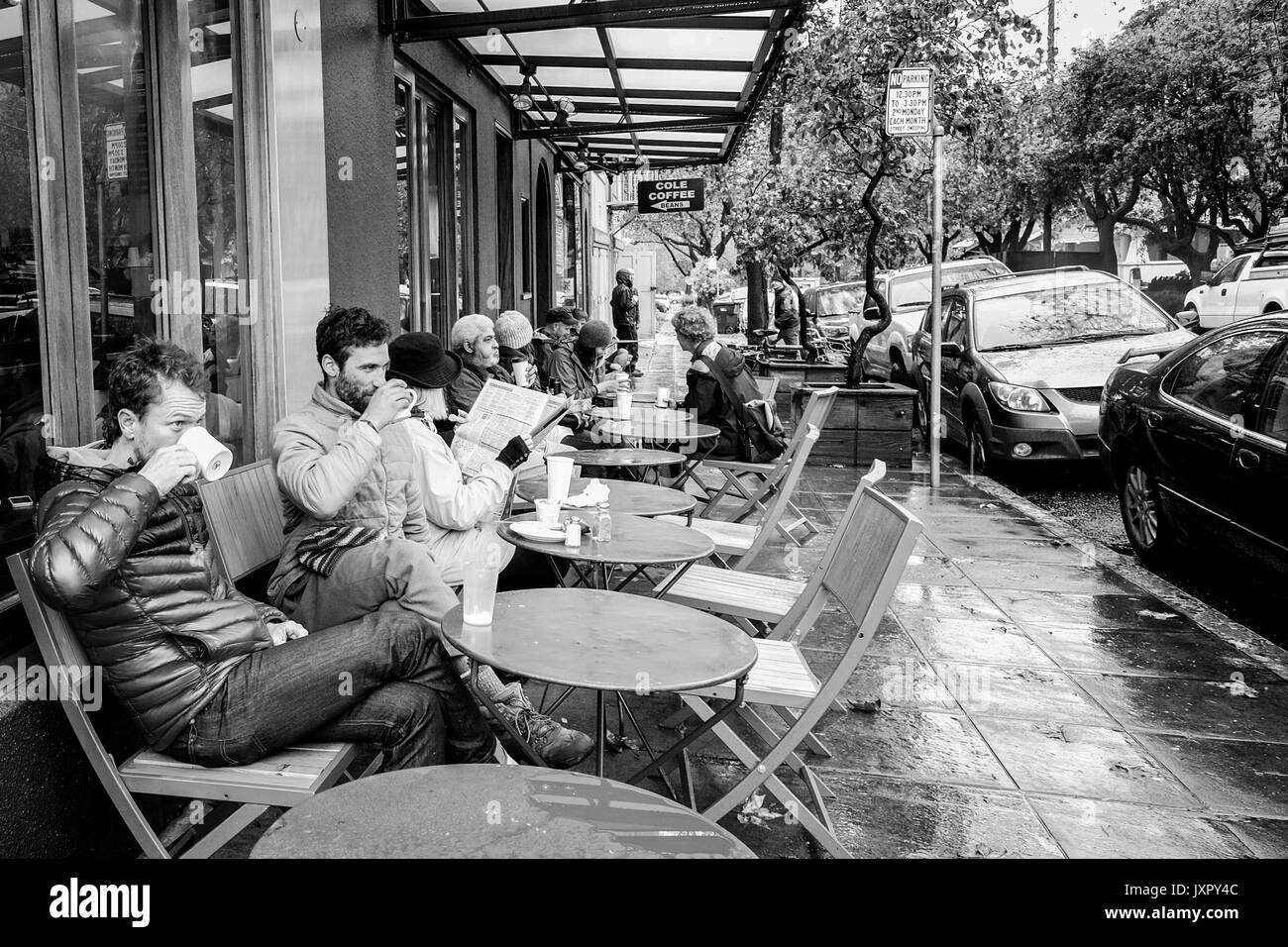 OAKLAND, LA CALIFORNIA-DEC 11, 2014: bevitori di caffè in un cafè sul marciapiede nel raffinato quartiere Rockridge, noto per le sue molte opzioni per il pranzo e la cena. Foto Stock