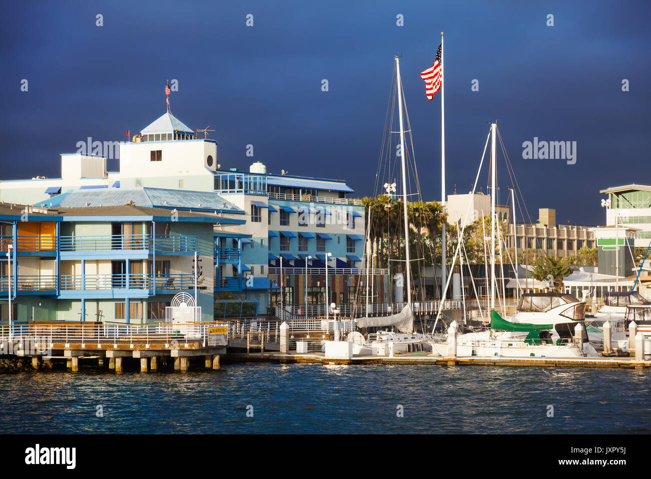 Oakland, la California waterfront marina edifici e barche al tramonto. Jack London area quadrata Foto Stock