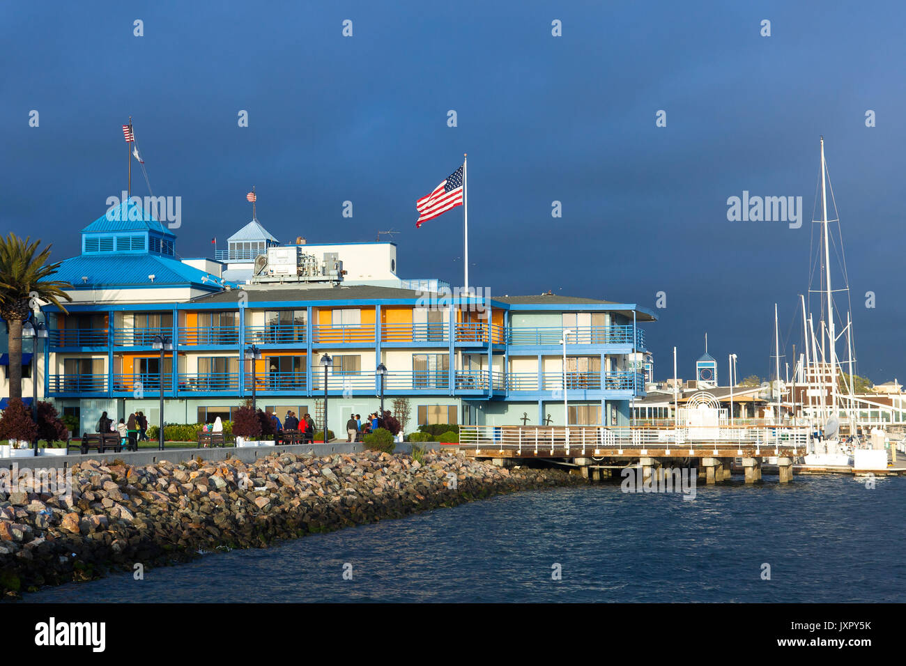 Oakland, la California waterfront marina edifici e barche al tramonto. Jack London area quadrata Foto Stock