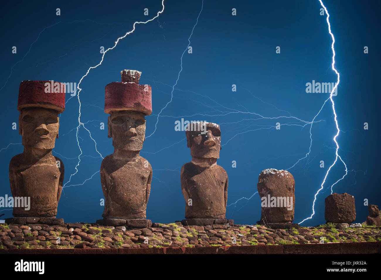 Forti tuoni e lampi potente del fulmine. Una statua sull isola di pasqua o Rapa Nui nel Pacifico sud-orientale, il territorio del Cile. Foto Stock