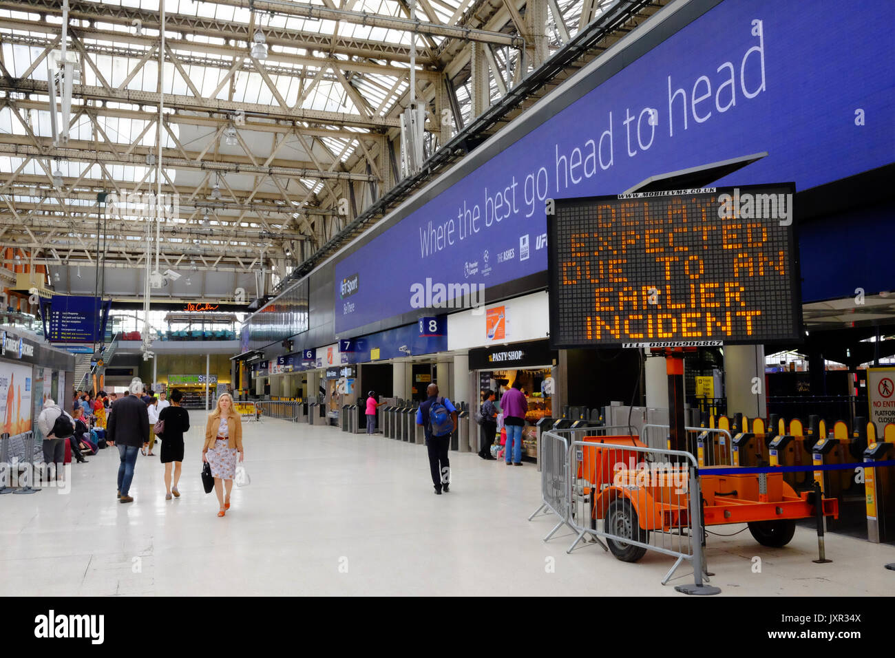 Stazione Waterloo di Londra il giorno di un deragliamento aggiunto al caos provocato dalle opere di miglioramento che hanno chiuso le piattaforme. Preso il 16 agosto 2017. Foto Stock