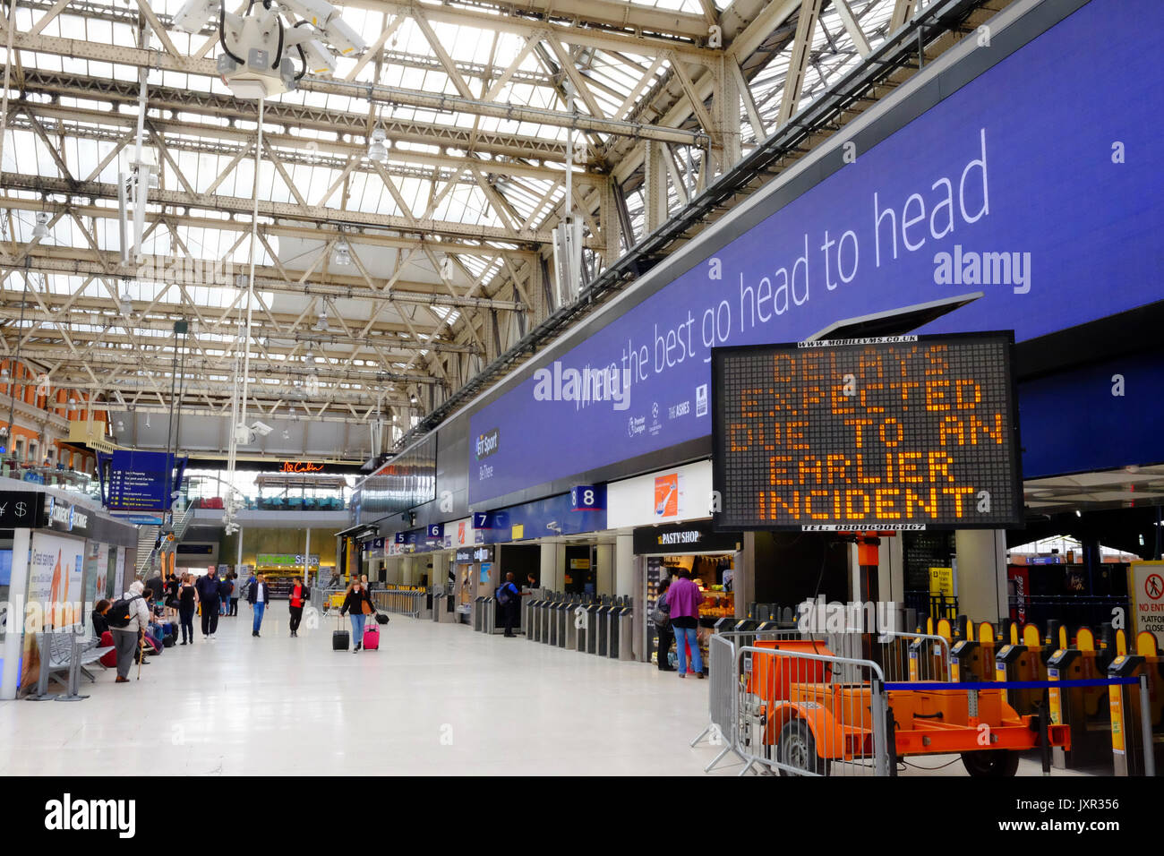 Stazione Waterloo di Londra il giorno di un deragliamento aggiunto al caos provocato dalle opere di miglioramento che hanno chiuso le piattaforme. Preso il 16 agosto 2017. Foto Stock
