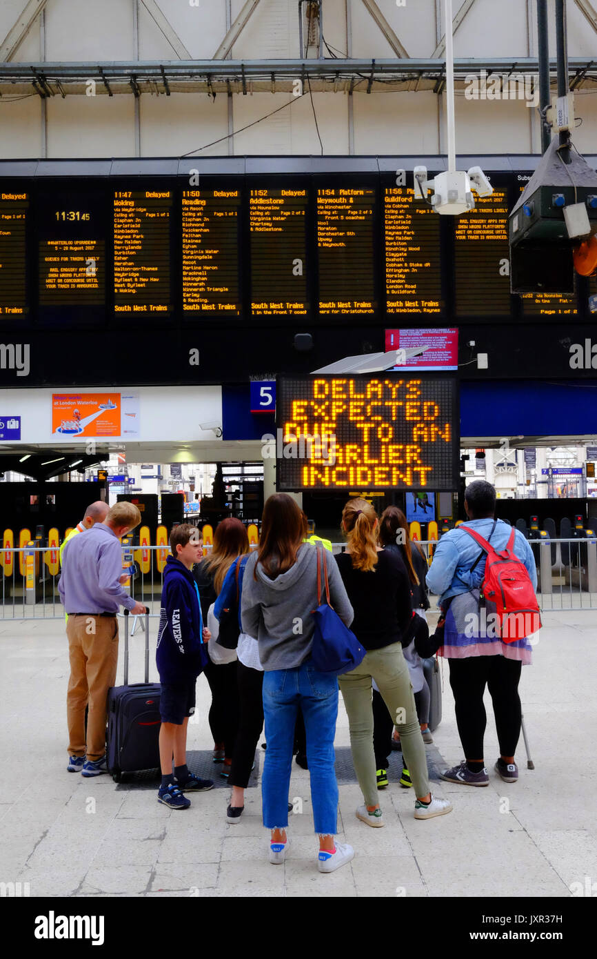 La stazione di Waterloo, London il giorno di un deragliamento aggiunto al caos provocato dalle opere di miglioramento che hanno chiuso le piattaforme. Preso il 16 agosto 2017 Foto Stock