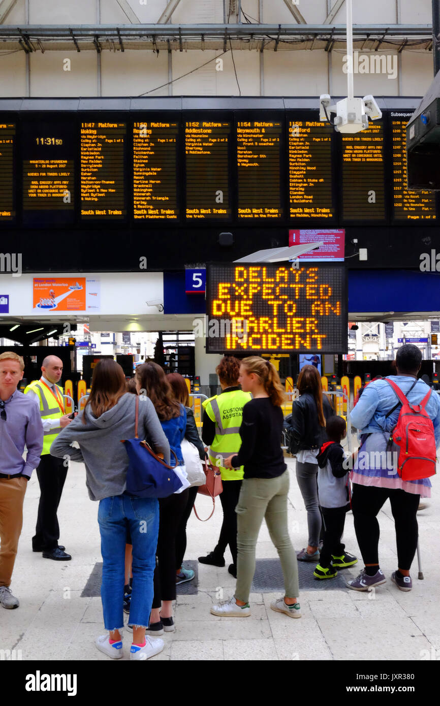 La stazione di Waterloo, London il giorno di un deragliamento aggiunto al caos provocato dalle opere di miglioramento che hanno chiuso le piattaforme. Preso il 16 agosto 2017 Foto Stock