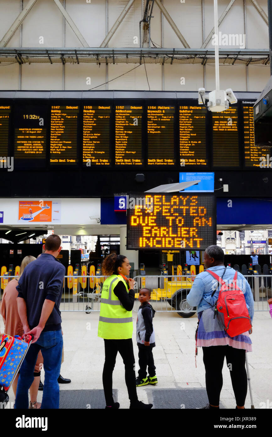 La stazione di Waterloo, London il giorno di un deragliamento aggiunto al caos provocato dalle opere di miglioramento che hanno chiuso le piattaforme. Preso il 16 agosto 2017 Foto Stock