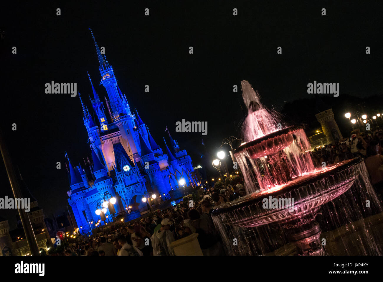 Il Castello di Cenerentola e fontana di notte nel Magic Kingdom, Walt Disney World, a Orlando, Florida. Foto Stock