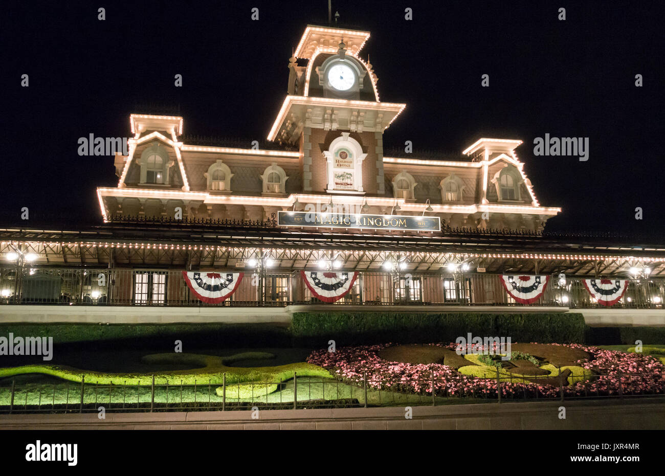 Main Street station di notte dal ingresso al Parco a Tema del Regno Magico, Walt Disney World, a Orlando, Florida. Foto Stock