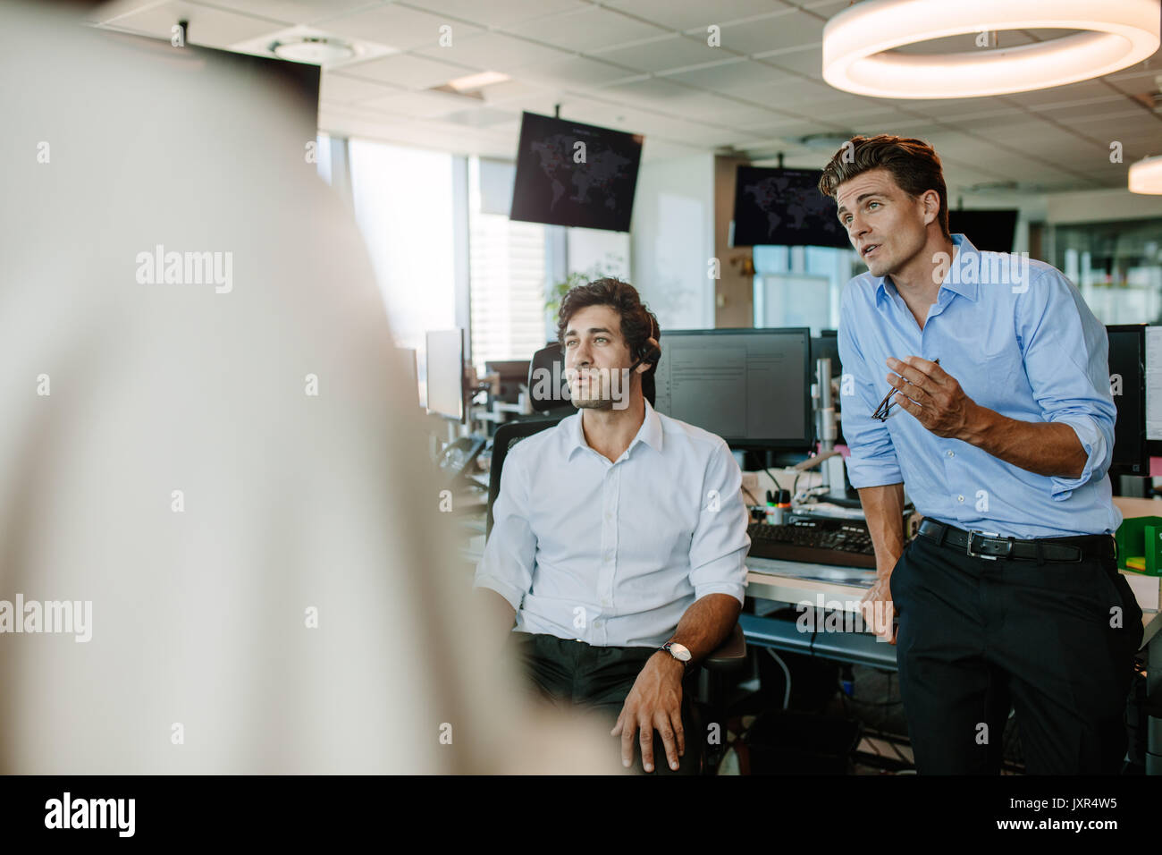 business manager che spiega nuove idee ai colleghi durante una riunione in ufficio. Professionisti aziendali che si riuniscono in ufficio. Foto Stock