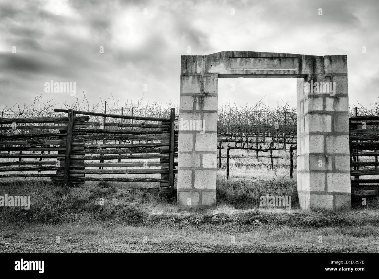 ANDERSON Valley, CA- Jan 2, 2017: California vigna e gate realizzata in blocchi di pietra segnata monumento Tree 1999, la data in cui le uve sono state piantate. Foto Stock