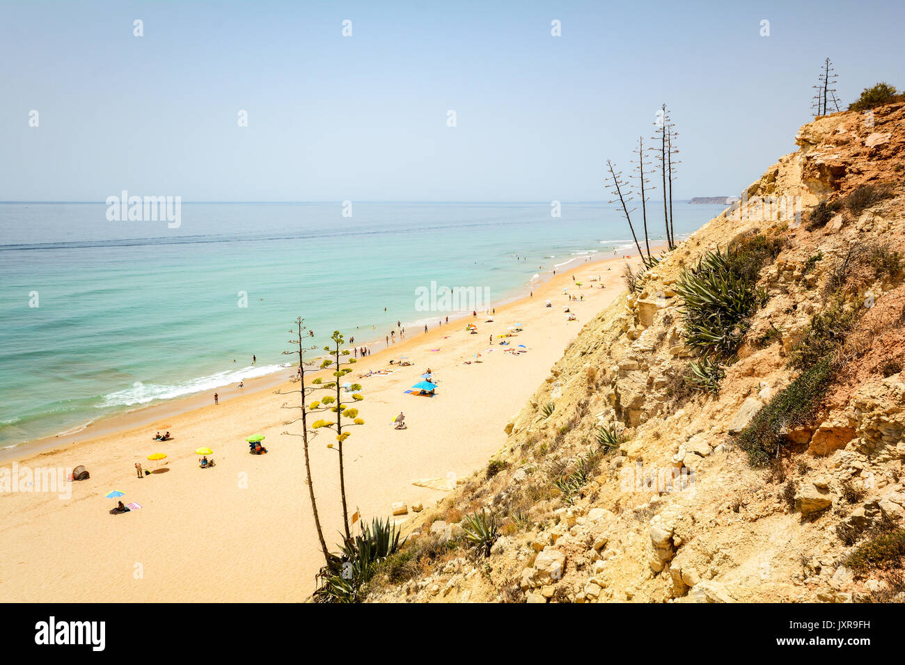 Vista dalla scogliera alla trafficata spiaggia Praia do Porto de Mos vicino a Ponta da Piedade, Lagos Algarve Portogallo Foto Stock