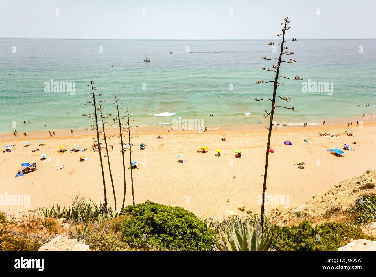 Vista dalla scogliera alla trafficata spiaggia Praia do Porto de Mos vicino a Ponta da Piedade, Lagos Algarve Portogallo Foto Stock