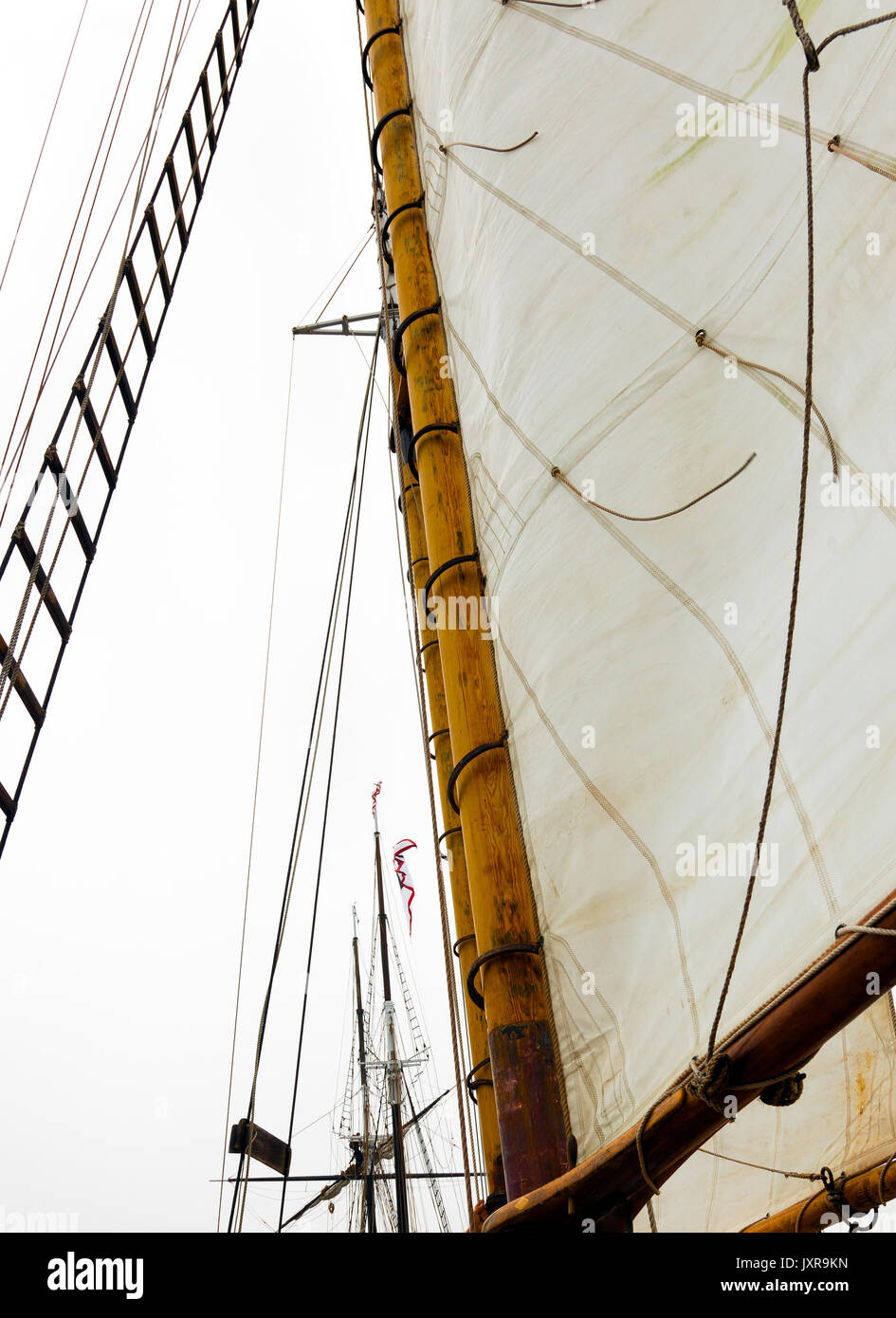 Vele, armamento e montante in legno di un classico della goletta. guardando verso l'alto. Foto Stock