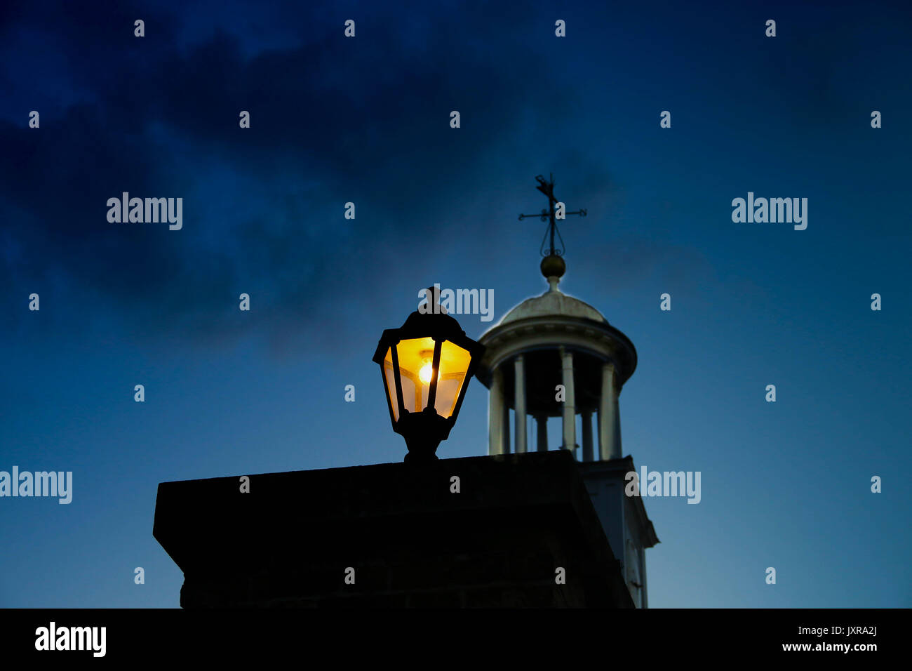 Admiralty Mews Clock Tower, trattare al crepuscolo Foto Stock