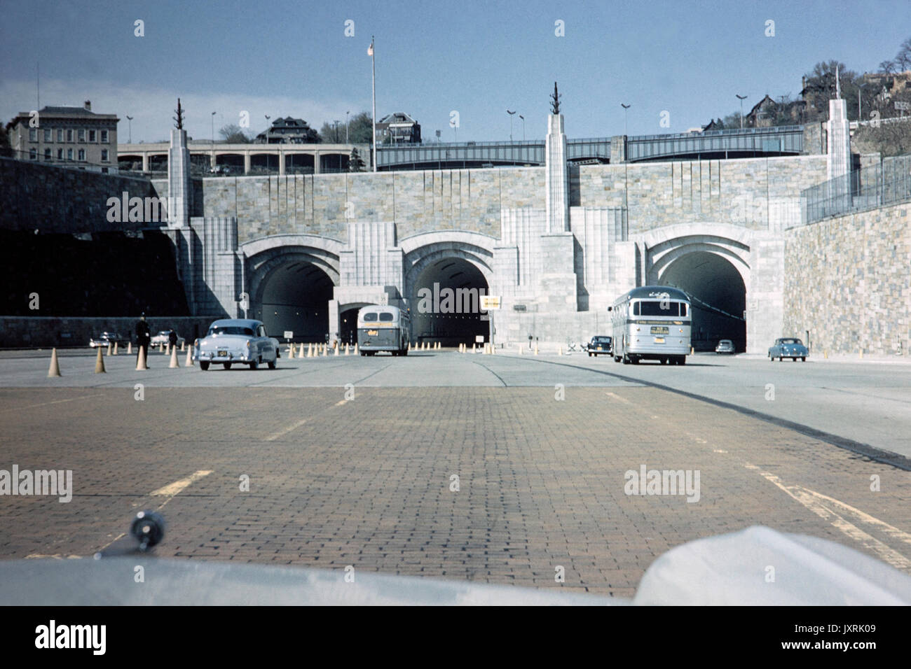 Ingresso al Lincoln Tunnel, il collegamento di Weehawken, New Jersey e Midtown Manhattan a New York City. Foto scattata in aprile 1958. Nel 2016, il Lincoln Tunnel portato una media giornaliera di circa 52,632 autoveicoli (19,210,919 o per l'anno). È stato aperto nel 1937. Foto Stock