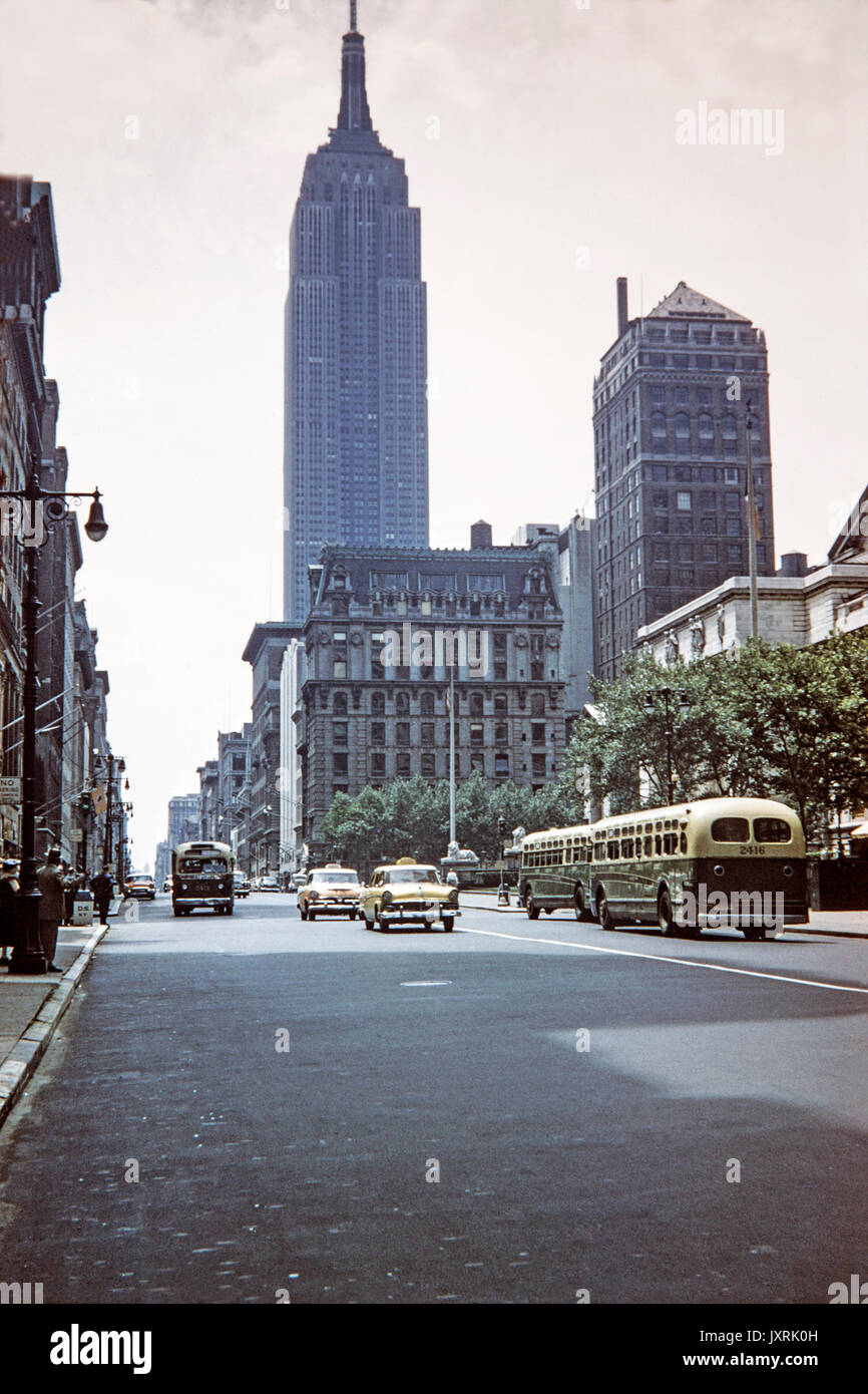 Vista della città di New York nel 1956, mostra l'Empire State Building, traffico,automobili e autobus del periodo. Foto Stock