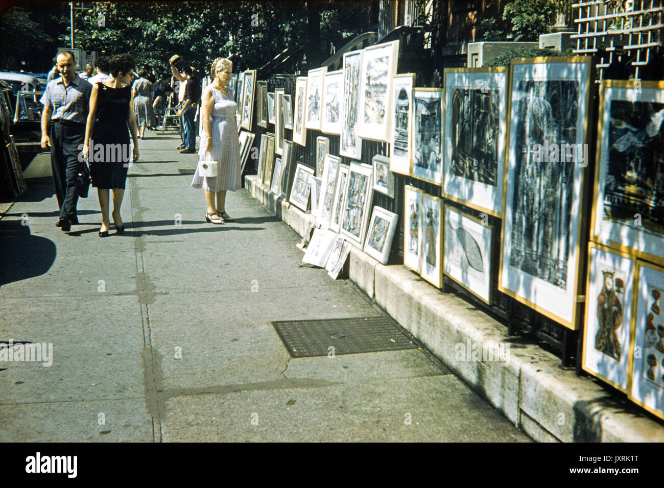 La donna e la coppia in cerca Arte Arte di strada nel Greenwich Village di New York, nel settembre 1958. Immagine mostra la moda degli anni cinquanta. Foto Stock