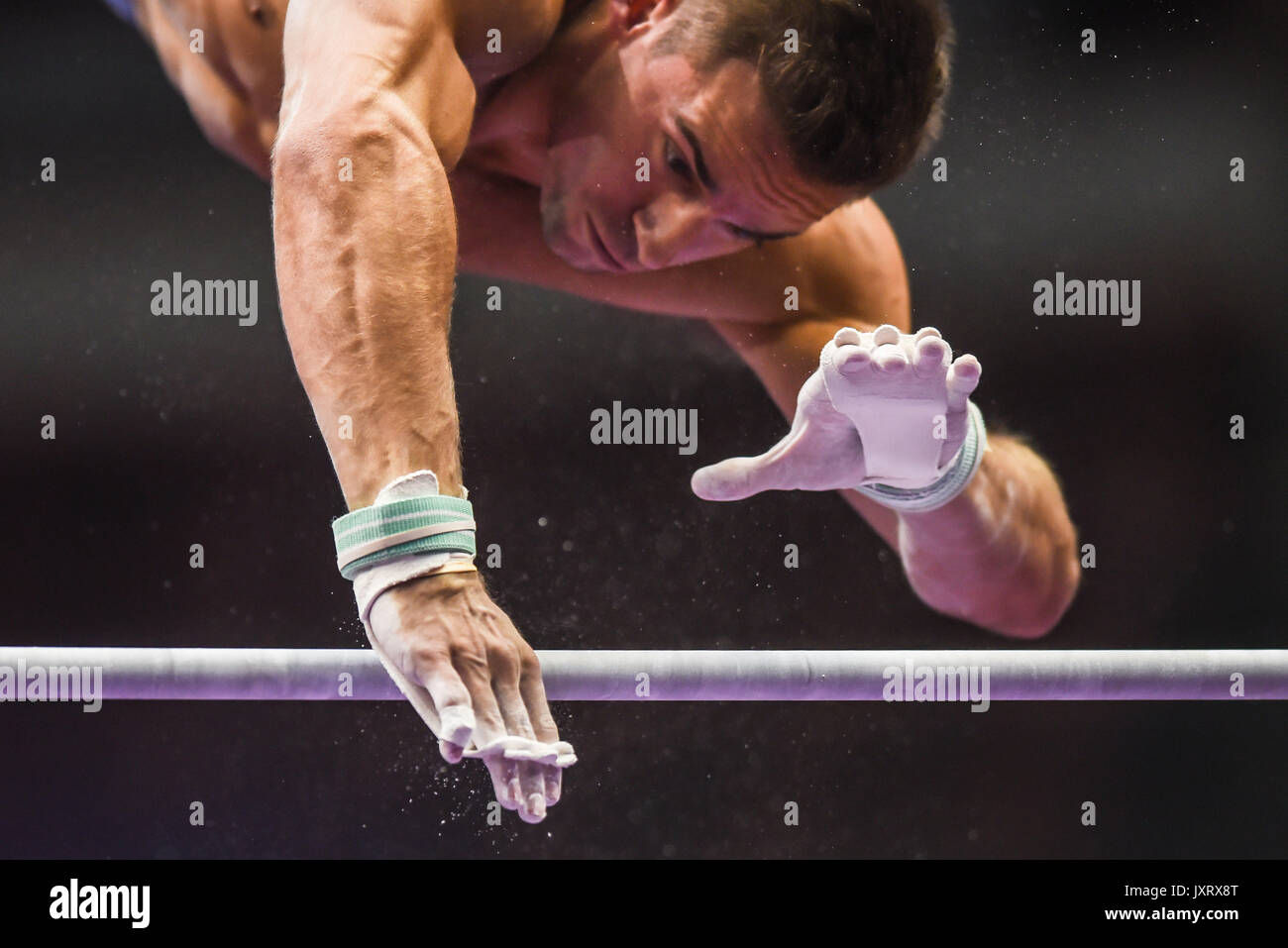 Anaheim, California, USA. 18 Maggio, 2014. SAM MIKULAK pratiche sulla barra alta durante il media day tenutosi presso l'Honda Center di Anaheim, in California. Credito: Amy Sanderson/ZUMA filo/Alamy Live News Foto Stock