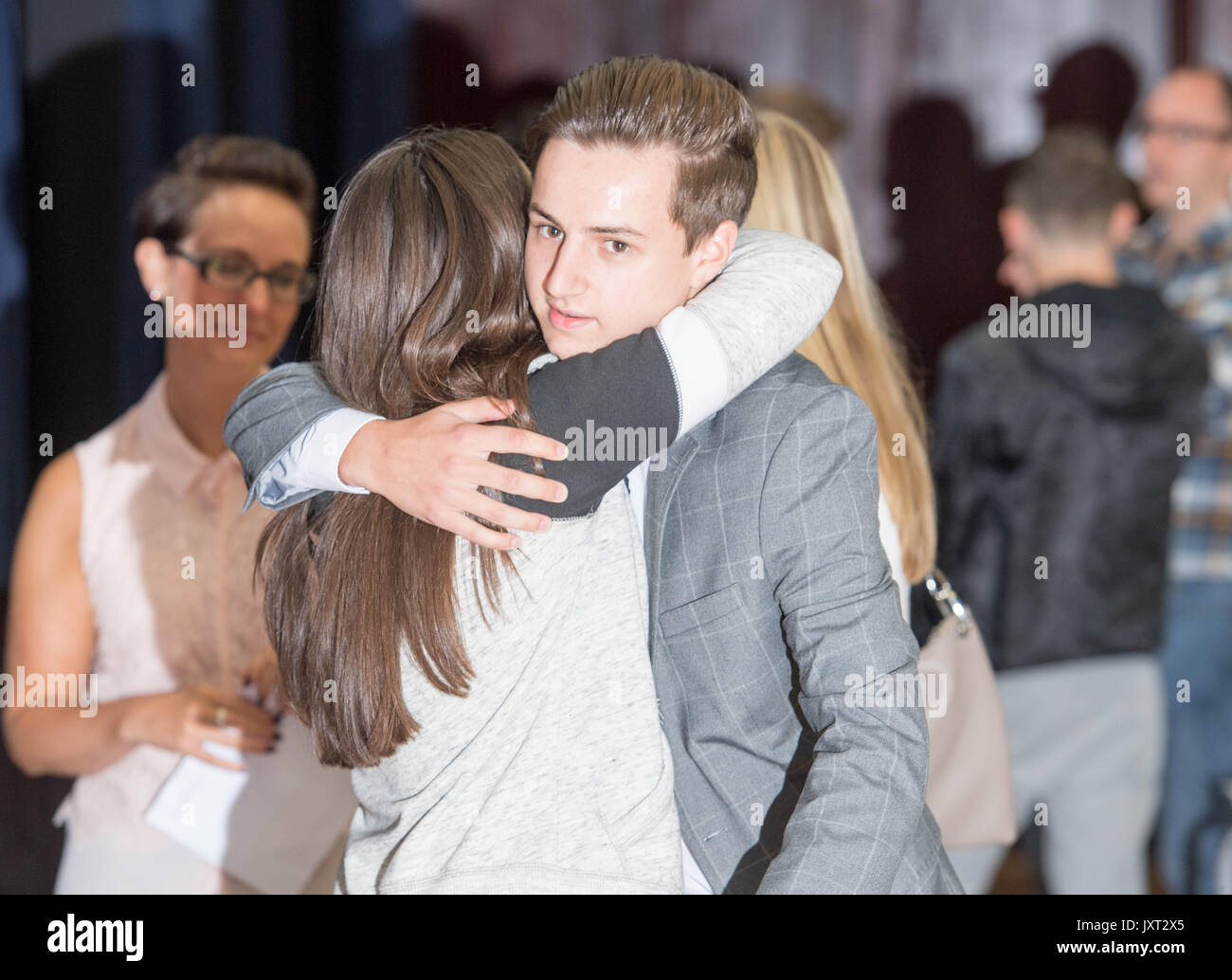 La Contea di Brentwood High School, Essex, Regno Unito. 17 Ago, 2017. Gli studenti ricevono il loro livello "A" risultati a Brentwood County High School, Brentwood, Essex Credit: Ian Davidson/Alamy Live News Foto Stock