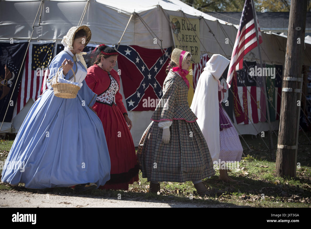 Hampton, GA, Stati Uniti d'America. Xiv Nov, 2015. Le donne nel 1860-era gonna cerchio di stili a piedi attraverso sutler area della rievocazione storica nella battaglia di Jonesboro. Credito: Robin Rayne Nelson/ZUMA filo/Alamy Live News Foto Stock