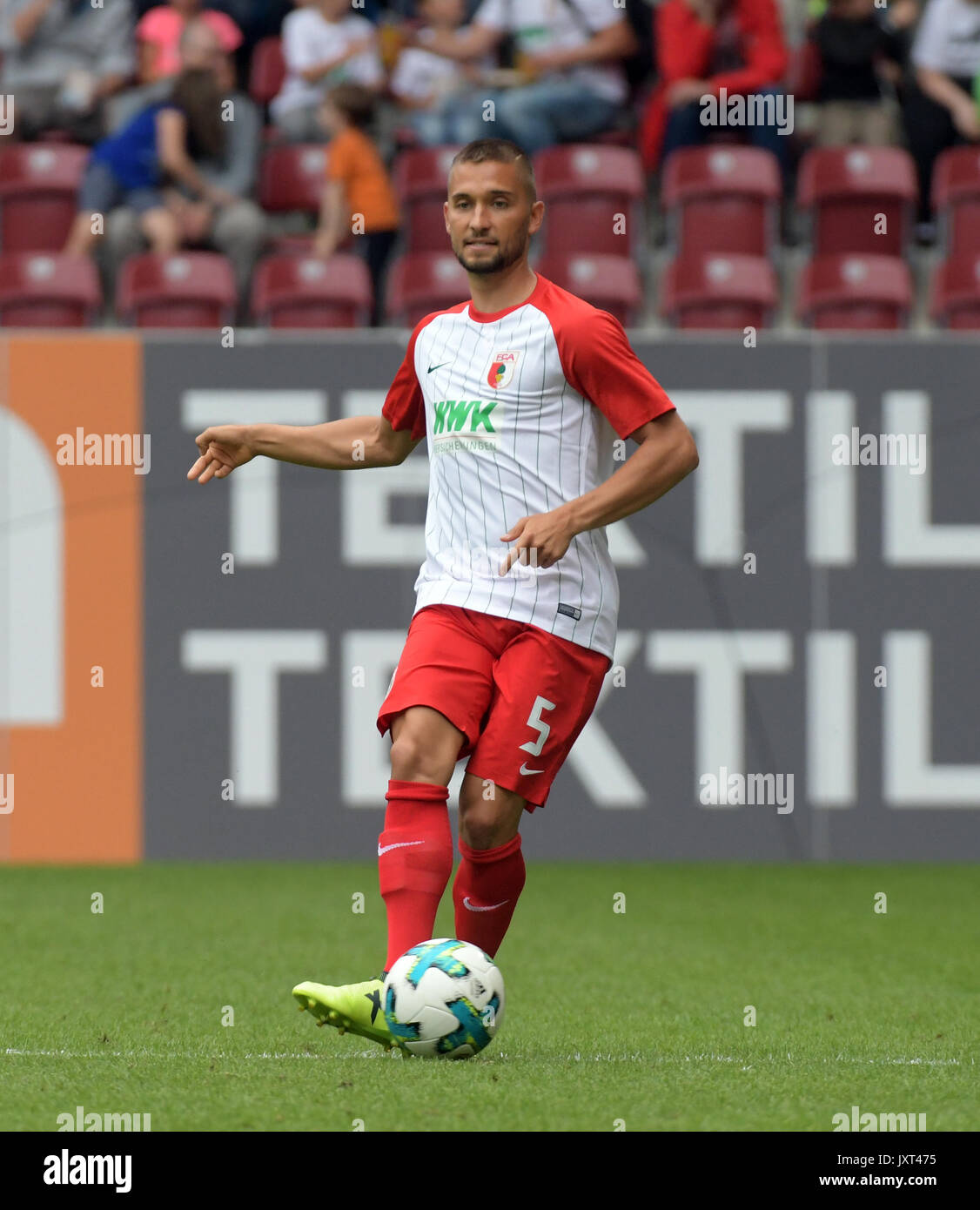 Augsburg, Germania. 06 Ago, 2017. Augusta Moritz Leitner in azione durante la partita di football amichevole tra FC Augsburg e PSV Eindhoven presso il WWK Arena di Augsburg, Germania, 06 agosto 2017. Foto: Stefan Puchner/dpa/Alamy Live News Foto Stock