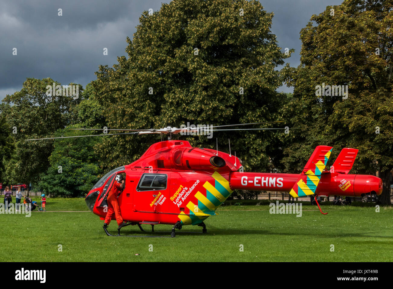 Clapham Common, Londra, Regno Unito. 17 Ago, 2017. Il London Air Ambulance attende su Clapham Common, guardato da un piccolo pubblico. Essa è scesa dalla sua trauma team e poi capi all'ospedale per incontrare come essi accompagnano il paziente dalla strada ambulanza. Londra - 17 ago 2017 Credit: Guy Bell/Alamy Live News Foto Stock