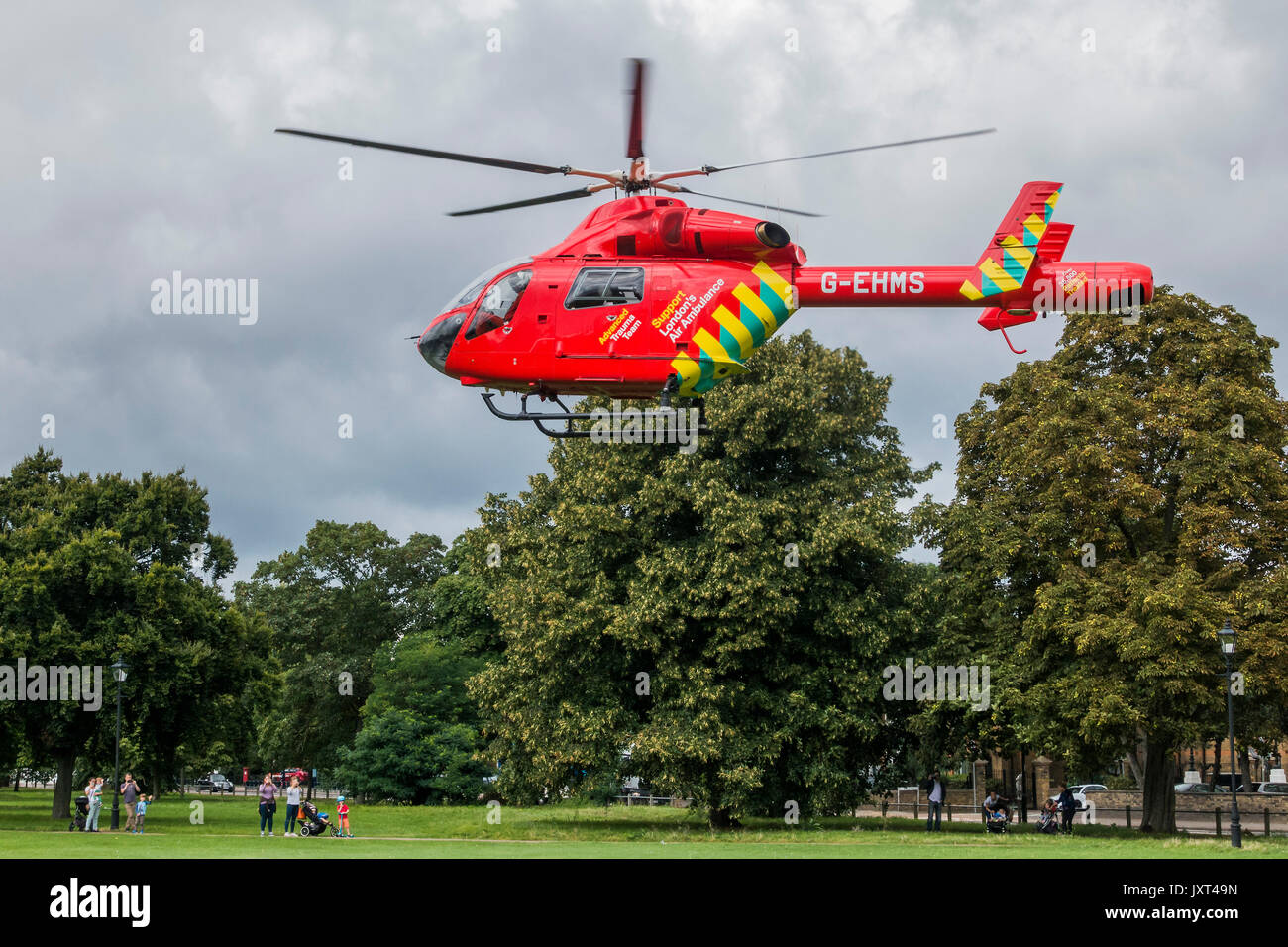 Clapham Common, Londra, Regno Unito. 17 Ago, 2017. Prendere il via nella parte anteriore delle famiglie interessate - London Air Ambulance attende su Clapham Common, guardato da un piccolo pubblico. Essa è scesa dalla sua trauma team e poi capi all'ospedale per incontrare come essi accompagnano il paziente dalla strada ambulanza. Londra - 17 ago 2017 Credit: Guy Bell/Alamy Live News Foto Stock