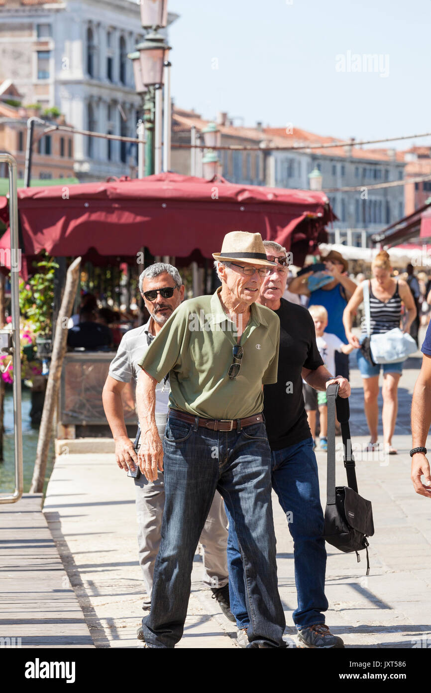 Venezia, Italia. 17 Ago, 2017. Clint Eastwood che arrivano sul set al Rialto di Venezia, l'Italia, per la seconda giornata di riprese del suo nuovo film basato sul libro di 15:17 a Parigi: la storia vera di un terrorista, un treno e tre eroi americani che documentano la storia della pietra, Sadler e Skarlatos che hanno sventato un complotto terrorista sul treno e chi sarà il protagonista di se stessi. Maria di credito Clarke/Alamy Live News Foto Stock