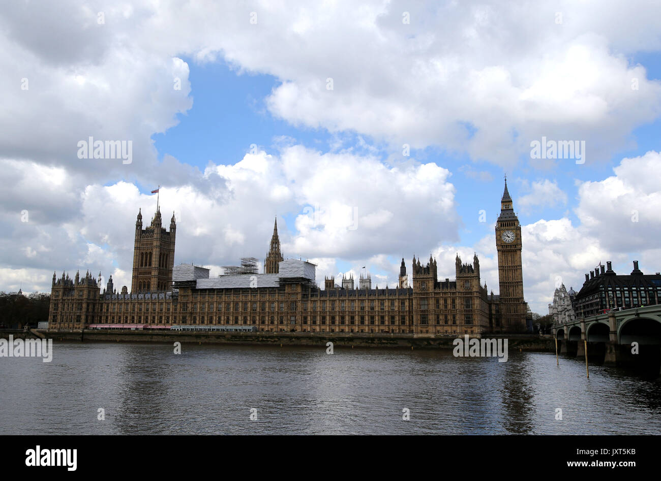Londra, Regno Unito. 27 apr, 2016. Foto realizzata il 27 aprile 2016 illustra il Big Ben nel centro di Londra, Gran Bretagna. Londra il famoso Big Ben emette un segnale acustico per l'ultima volta il lunedì (Agosto 21) quando la famosa campana grande tace fino al 2021. Credito: Han Yan/Xinhua/Alamy Live News Foto Stock