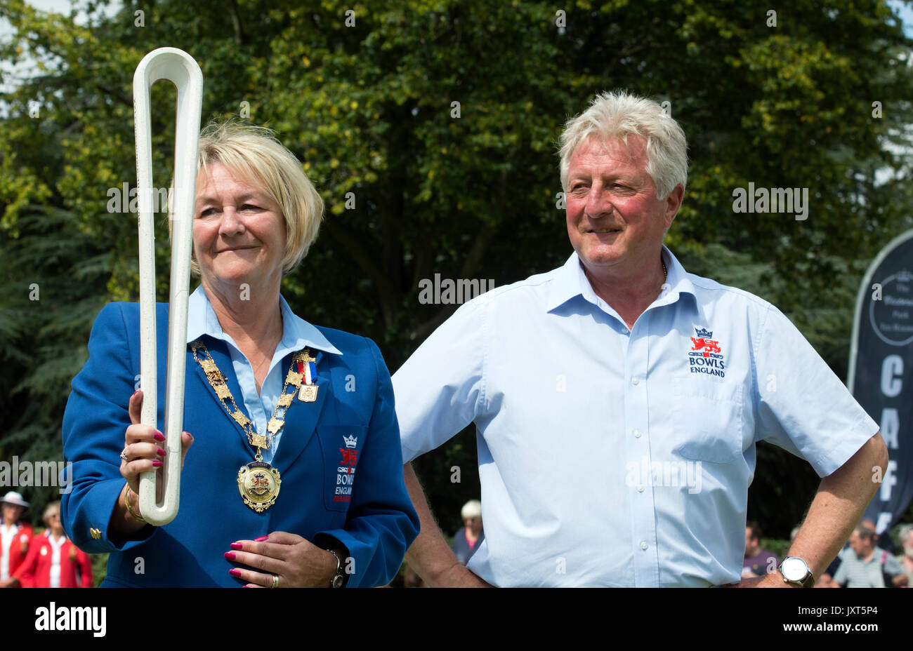 Leamington Spa Warwickshire, Inghilterra, Regno Unito. 17 Ago, 2017. La Queen's Baton è detenuto da Viv Tomlinson, presidente di bocce in Inghilterra, chi è in piedi accanto a Tony Allcock, bocce Inghilterra Chief Executive. Il testimone è arrivato al prato per il gioco delle bocce Campionati Nazionali al Victoria Park, Leamington Spa per il suo tour mondiale di paesi del Commonwealth in rotta per il 2018 Giochi del Commonwealth sulla Gold Coast, Australia. Credito: Colin Underhill/Alamy Live News Foto Stock